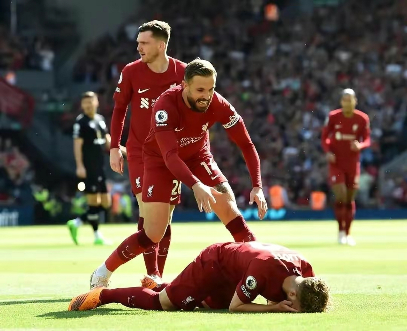 包含利物浦球星在德国联赛上演精彩表现的词条