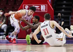 包含球员表现突出，广东队轻松获得胜利的词条