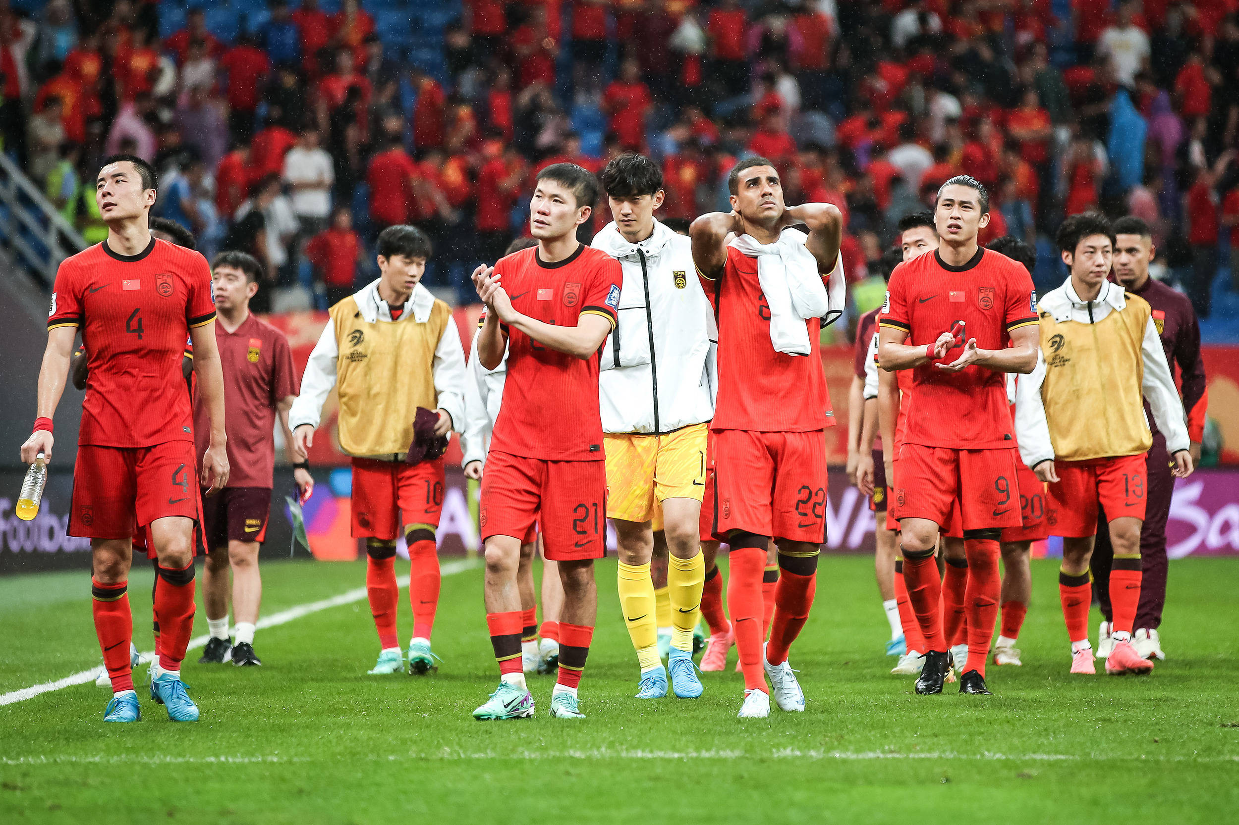 热情高涨！球员们在比赛场上为荣誉全力拼搏的简单介绍